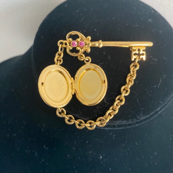 Vintage Gold Tone Key with Dangle Chain and Locket Brooch - Picture 4 of 7